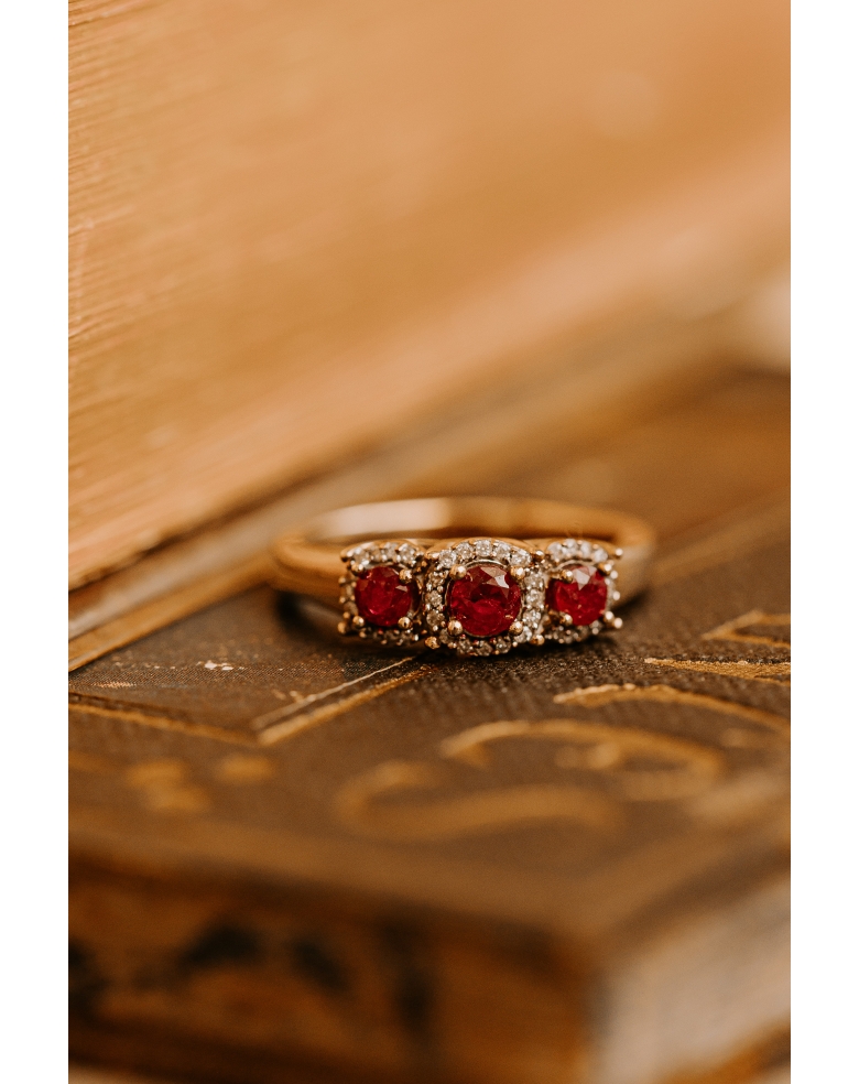 Sortija tresillo de rubí