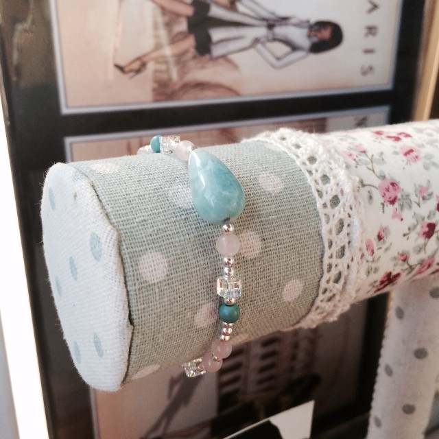 La última joyita que he hecho. La pulsera de piedra Larimar y bolitas de playa, esta vez acompañada de adornos en cristal Swarovski y cuarzo rosa