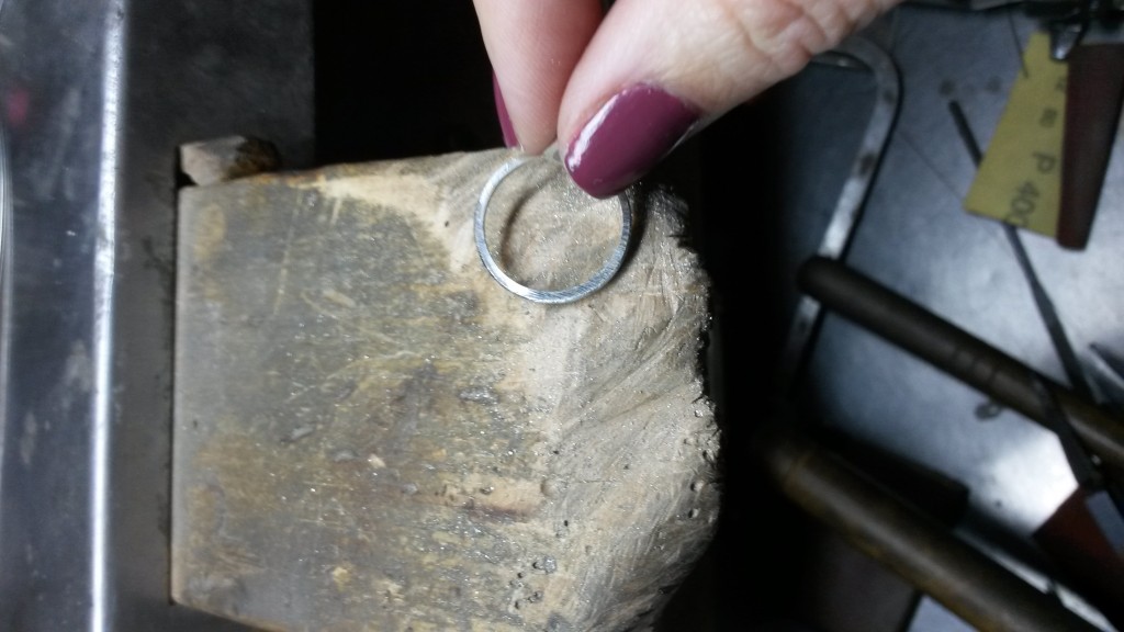 El primer paso, una vez que tenemos estirada la plata y hemos dado forma al anillo, es limar para darle la forma de la llamada "media caña"