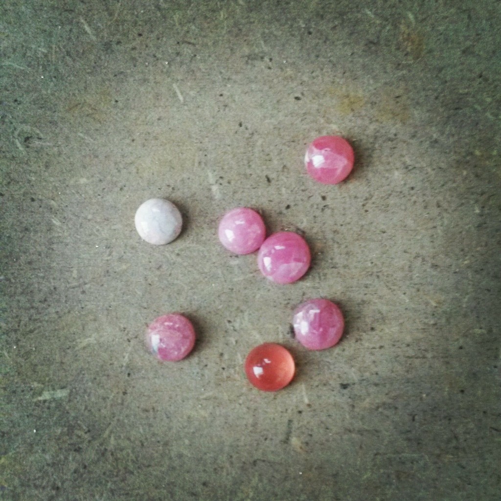 La Rodocrosita es conocida tradicionalmente como la piedra del amor. Sus mix de colores rosa y blanco hacen de ella una piedra femenina y dulce