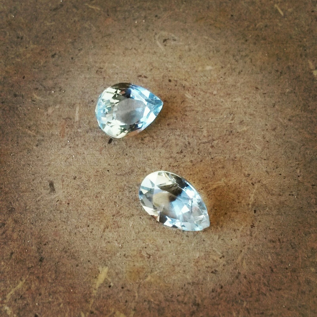 El topacio es una piedra muy especial que a menudo se confunde con el diamante. De hecho el  conocido Diamante de Braganza es un topacio