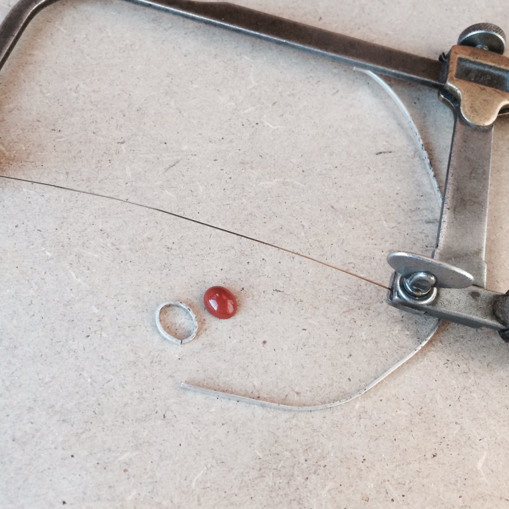 Cortando las boquillas para recubrir las piedras