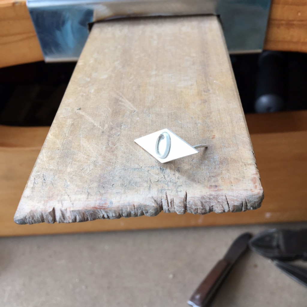 Pieza ya cortada, limada y lijada, con la boquilla soldada. Sólo nos queda engastar el rubí