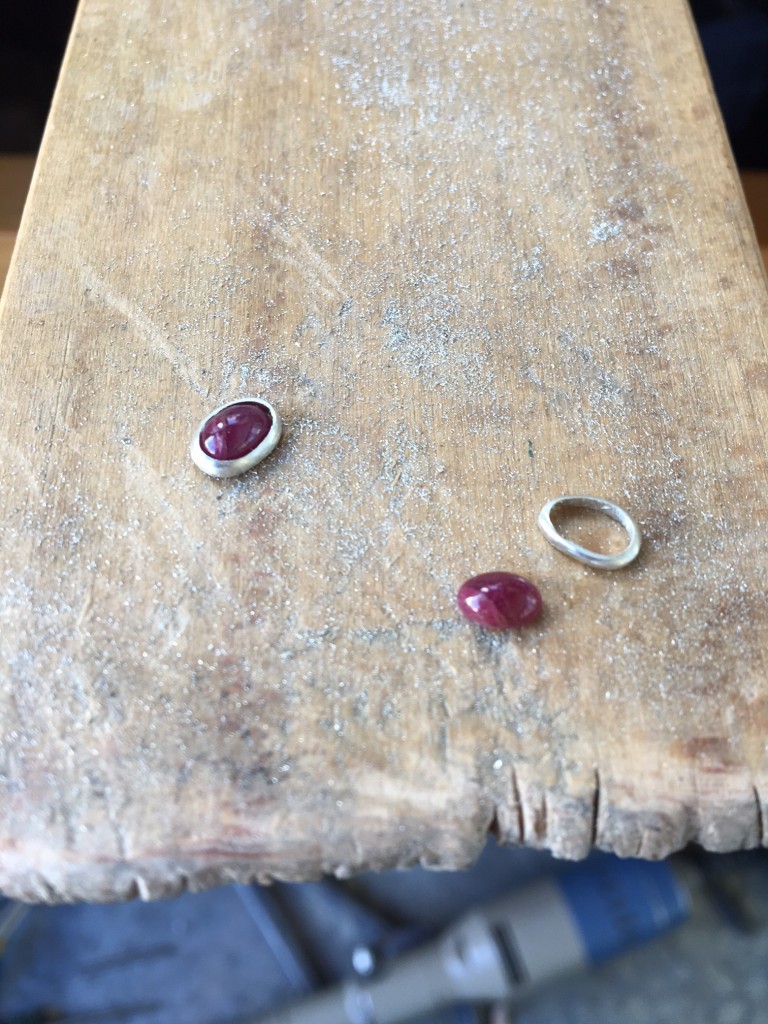 Fabricando las boquillas para los rubíes en el atelier eme jewels :)