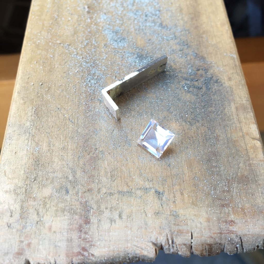 Fabricando el recubrimiento del berilo para engastarlo