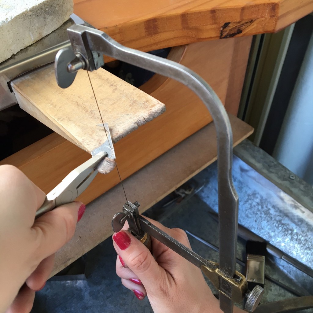 Una vez dibujada la circunferencia, cortamos la plata