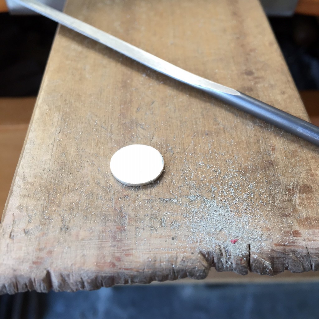 Medalla cortada, limada y lijada