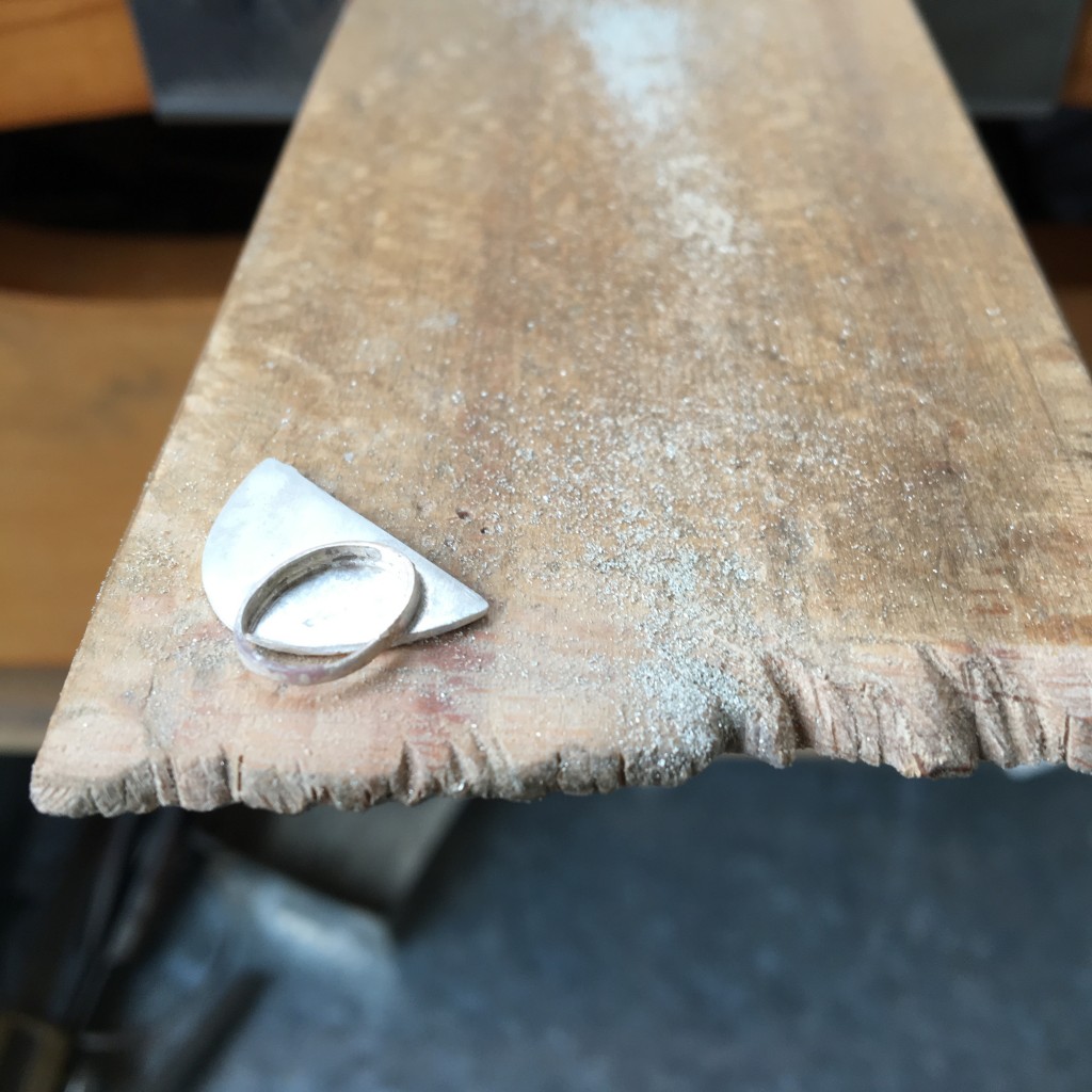 Soldada la boquilla a la base de plata