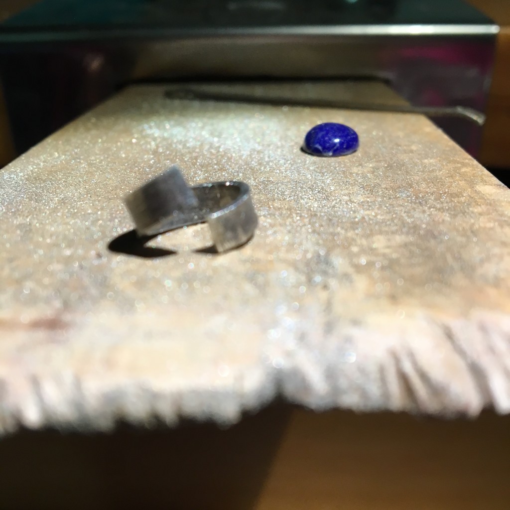 Haciendo el recubrimiento del Lapislázuli