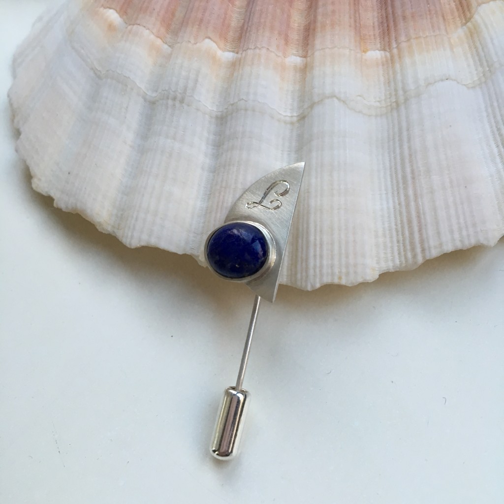 Broche grabado con la L de Lupe. Plata con efecto mate y acabado en rodio