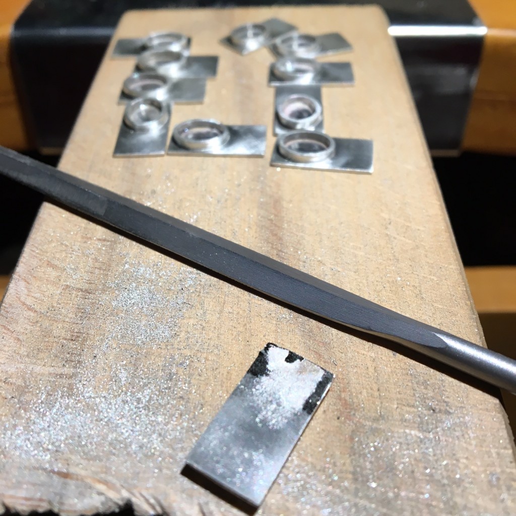 Fabricando los gemelos y pendientes de plata