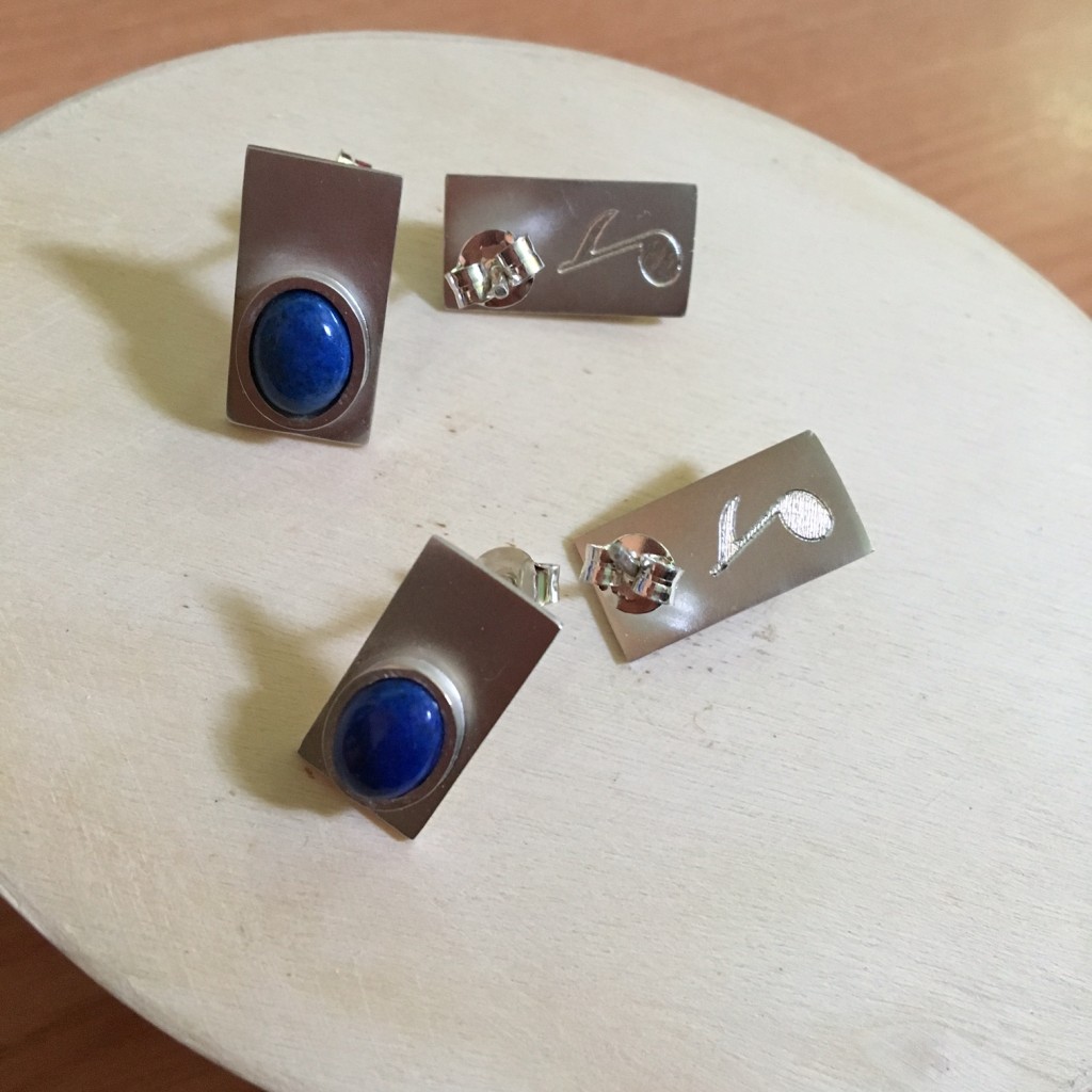 Detalle grabado en los pendientes