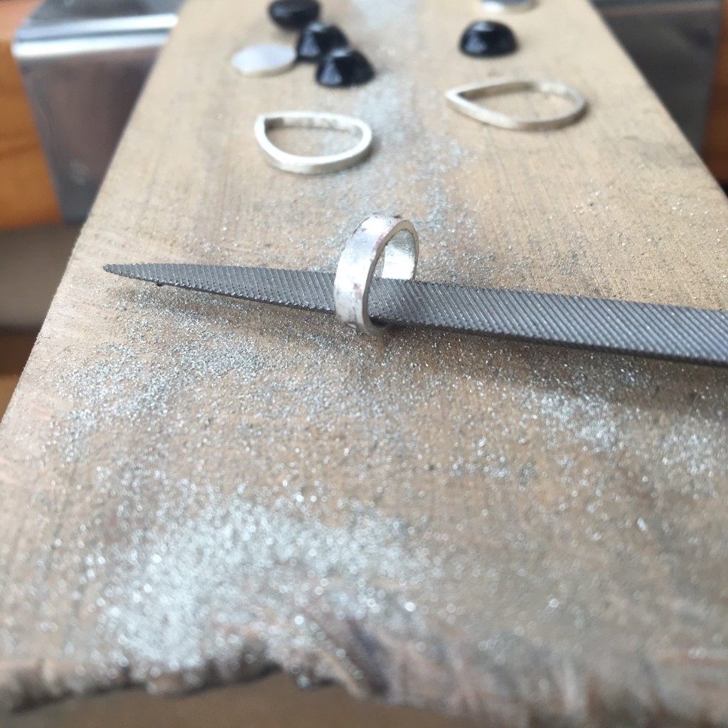 La piedra elegida fue el Ónix, con un negro intenso imponente