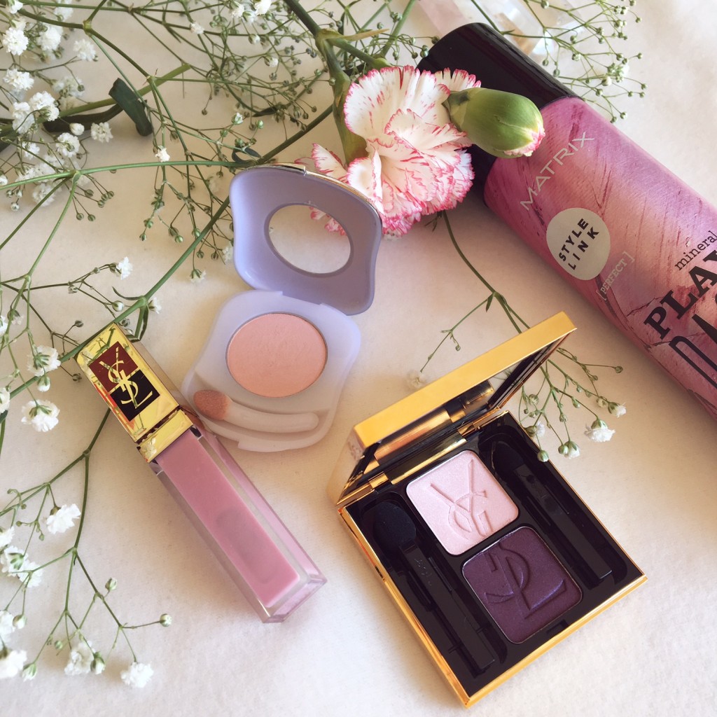 Productos de cabello y maquillaje se tiñen de rosa desde el interior hasta el packaging