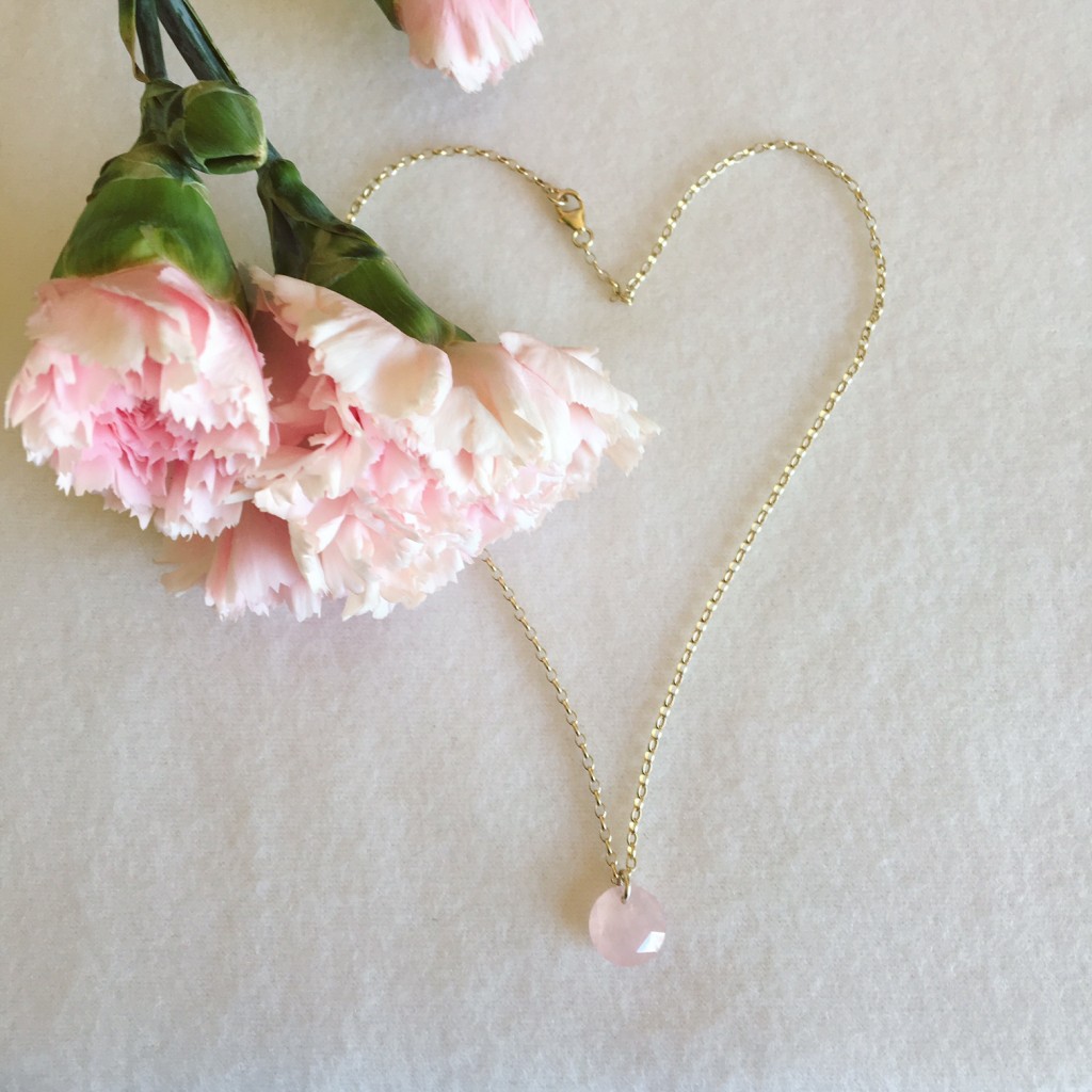 cadena de plata bañada en oro amarillo es el único complemento de este Cuarzo Rosa facetado