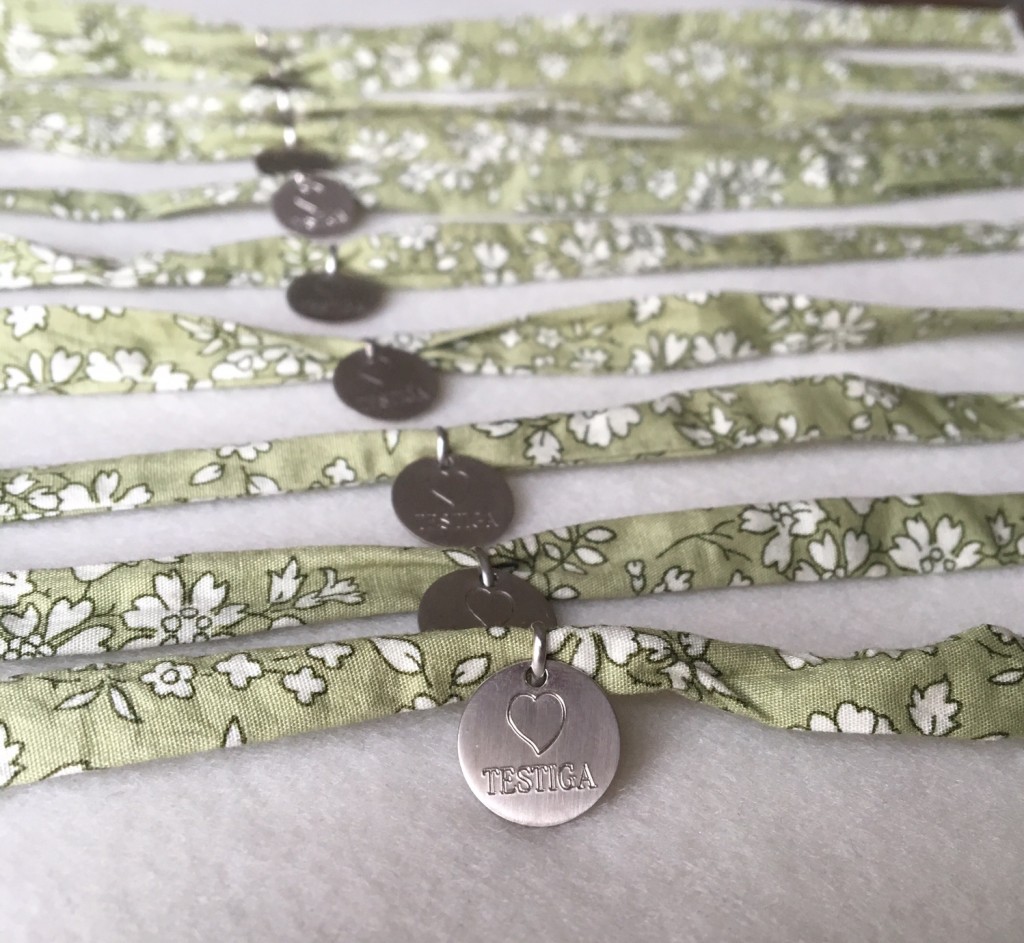 pulseras con la cinta preparadas para empaquetar :)