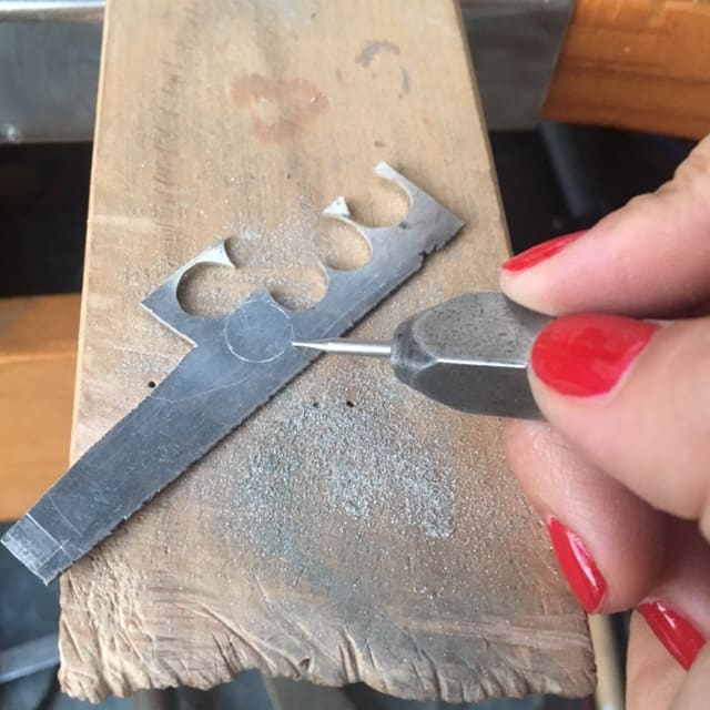 haciendo silueta en la chapa de plata