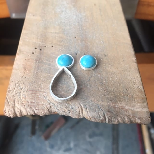 Una de las fases finales de fabricación de los pendientes