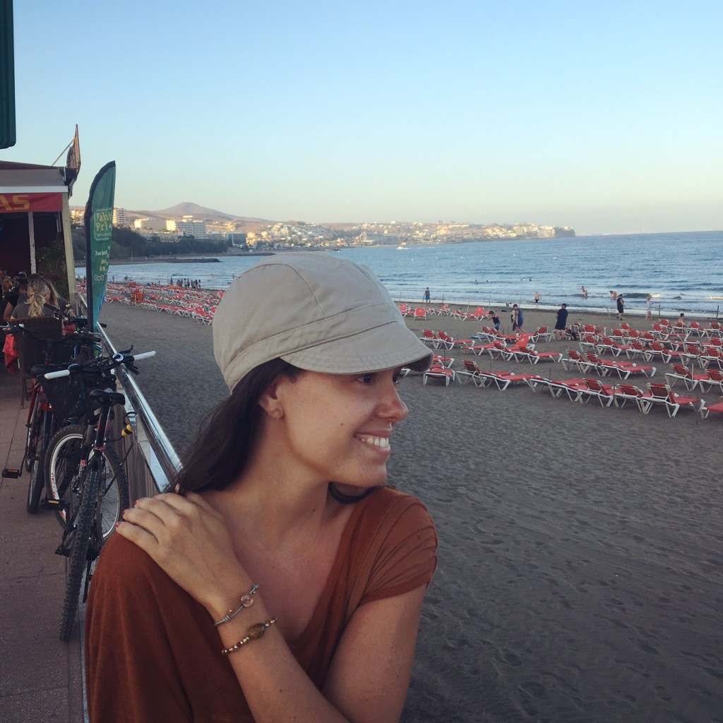 Pulseras que destacan el bronceado :) pulsera de botón y pulsera de ámbar y cristal checo. Playa del Inglés