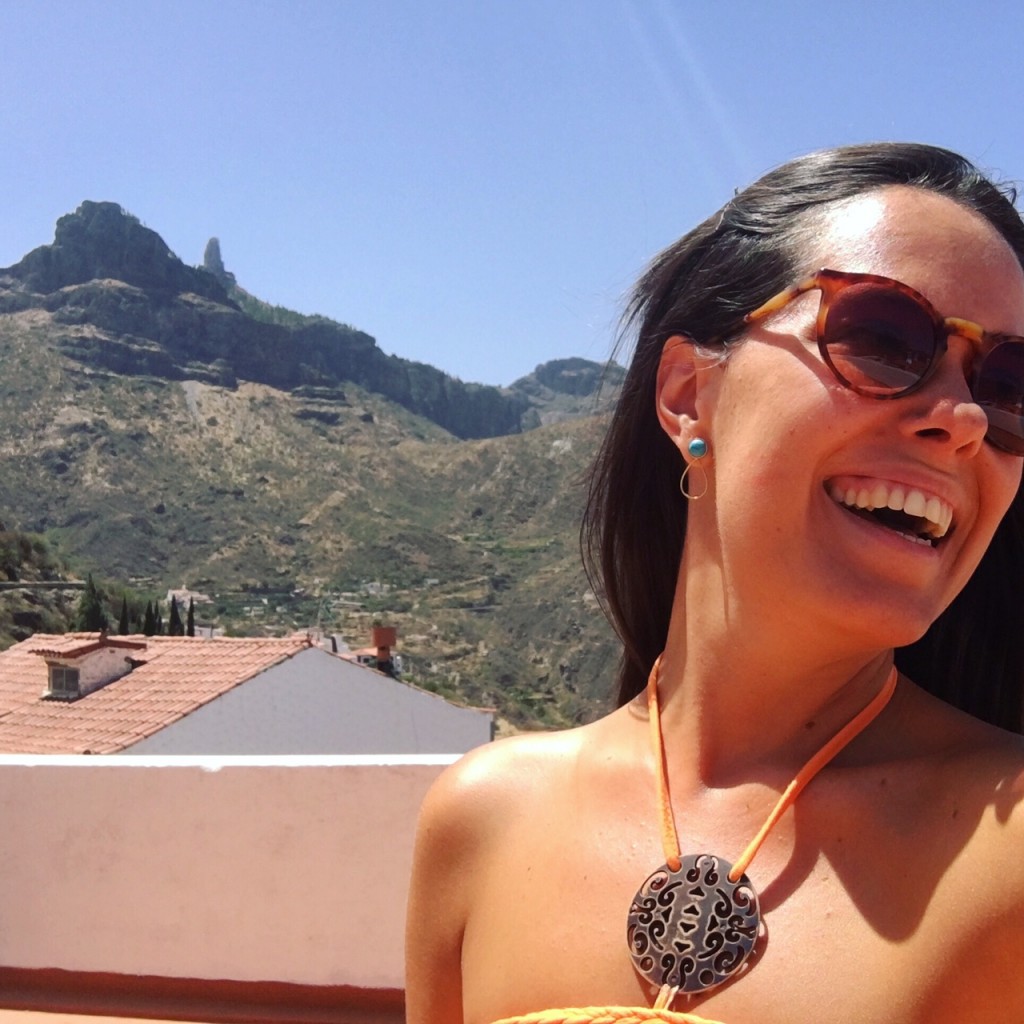 Pendientes de Turquesina y baño de ro amarillo sobre plata. Acabado pulido