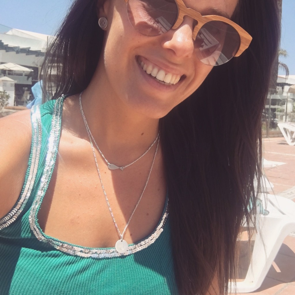 Gargantilla de pececito, medalla grabada y pendientes de botón. Todo de plata matificada. Maspalomas