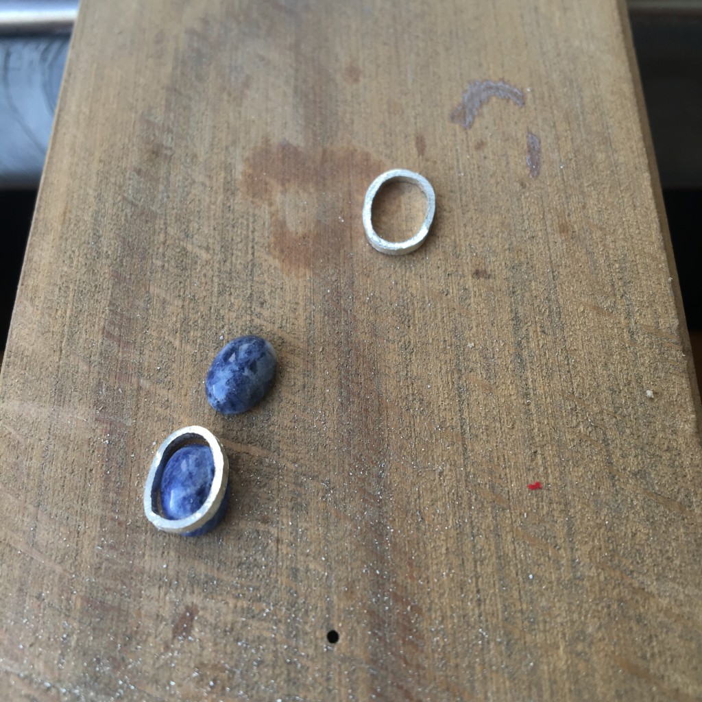 La Sodalita ha sido en esta ocasión la piedra elegida. El azul pega muy bien con todo y además es mi color favorito