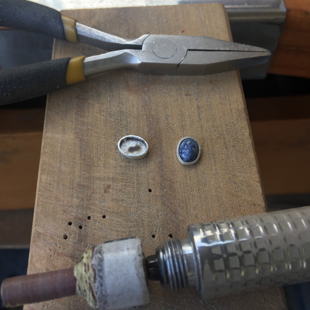 Alicates, motor y lija trabajando la plata