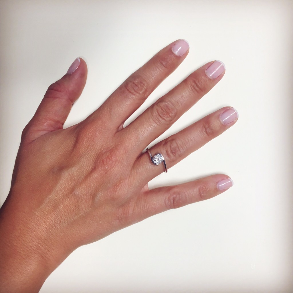 Así de imponente luce la sortija de aniversario, un diamante con un gran tamaño :)