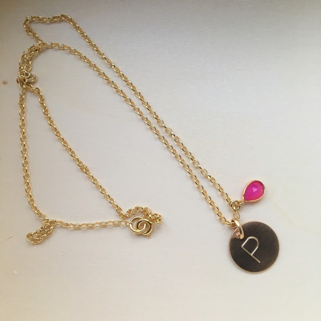 Medalla mate de plata bañada en oro amarillo, con Calzedonia