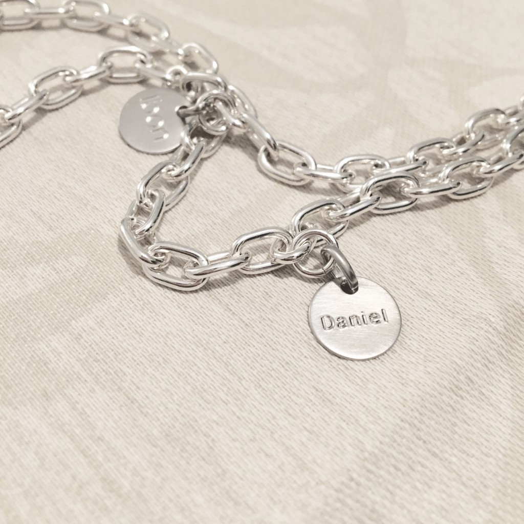 Cada uno llevará la pulsera con el nombre del otro