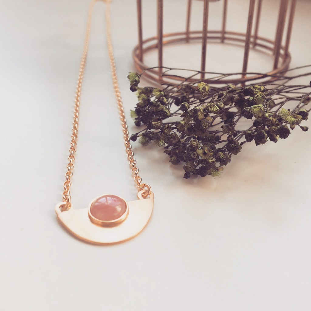 Nueva versión del colgante Midi, con Rodocrosita y plata bañada en oro amarillo