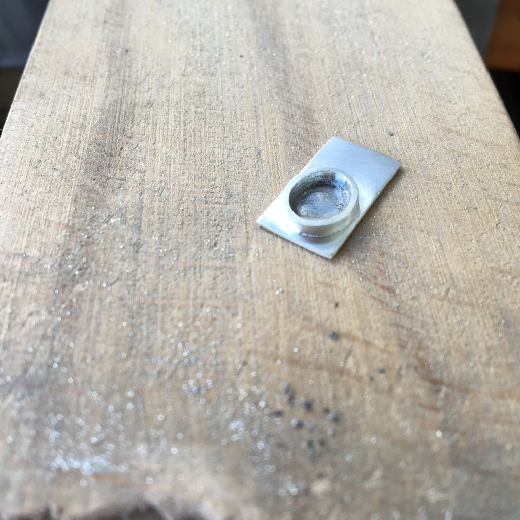 fabricando los pendientes en el atelier eme :)