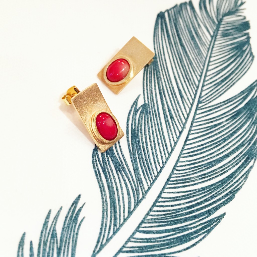 Voilá! Pendientes de plata bañados en oro amarillo y acompañados de Coral Roja. Por supuesto hechos a mano