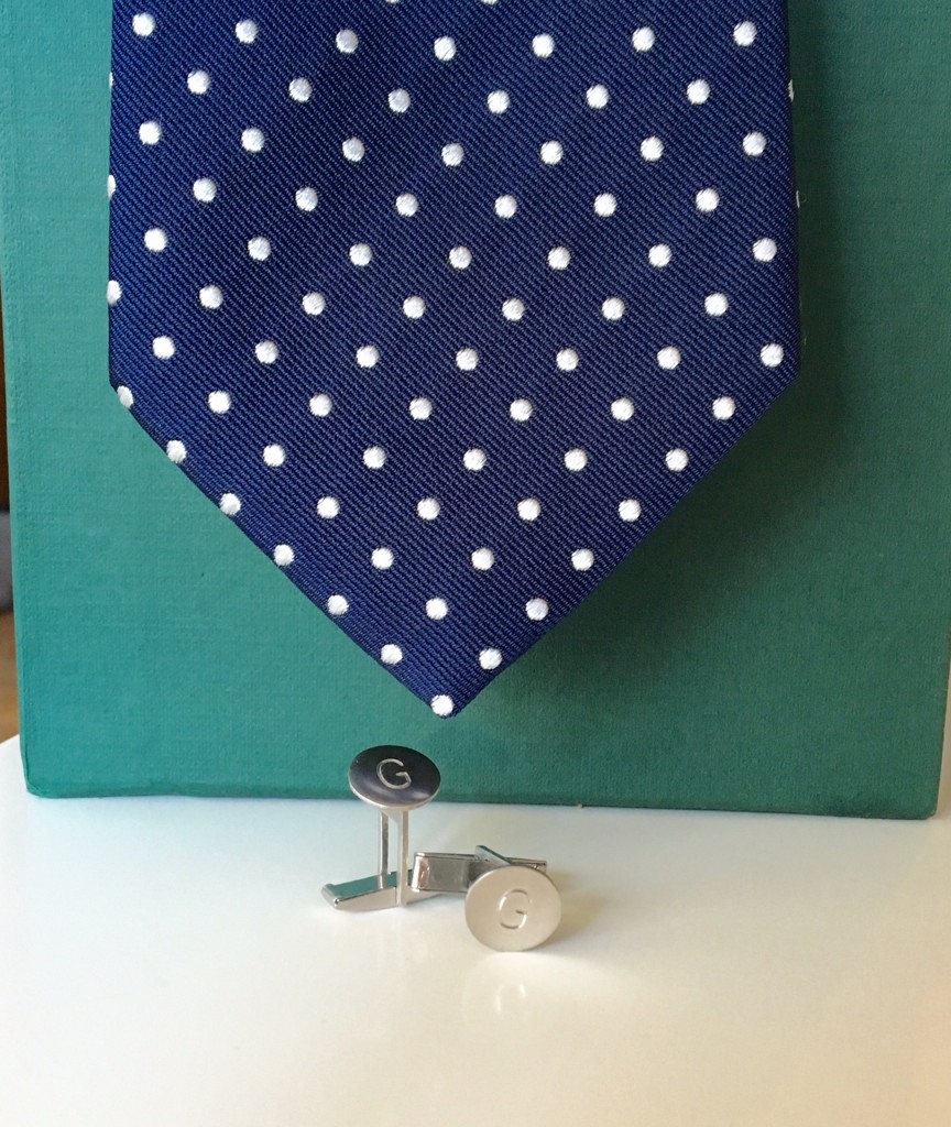 Gemelos de plata personalizados con inicial y bañados en rodio