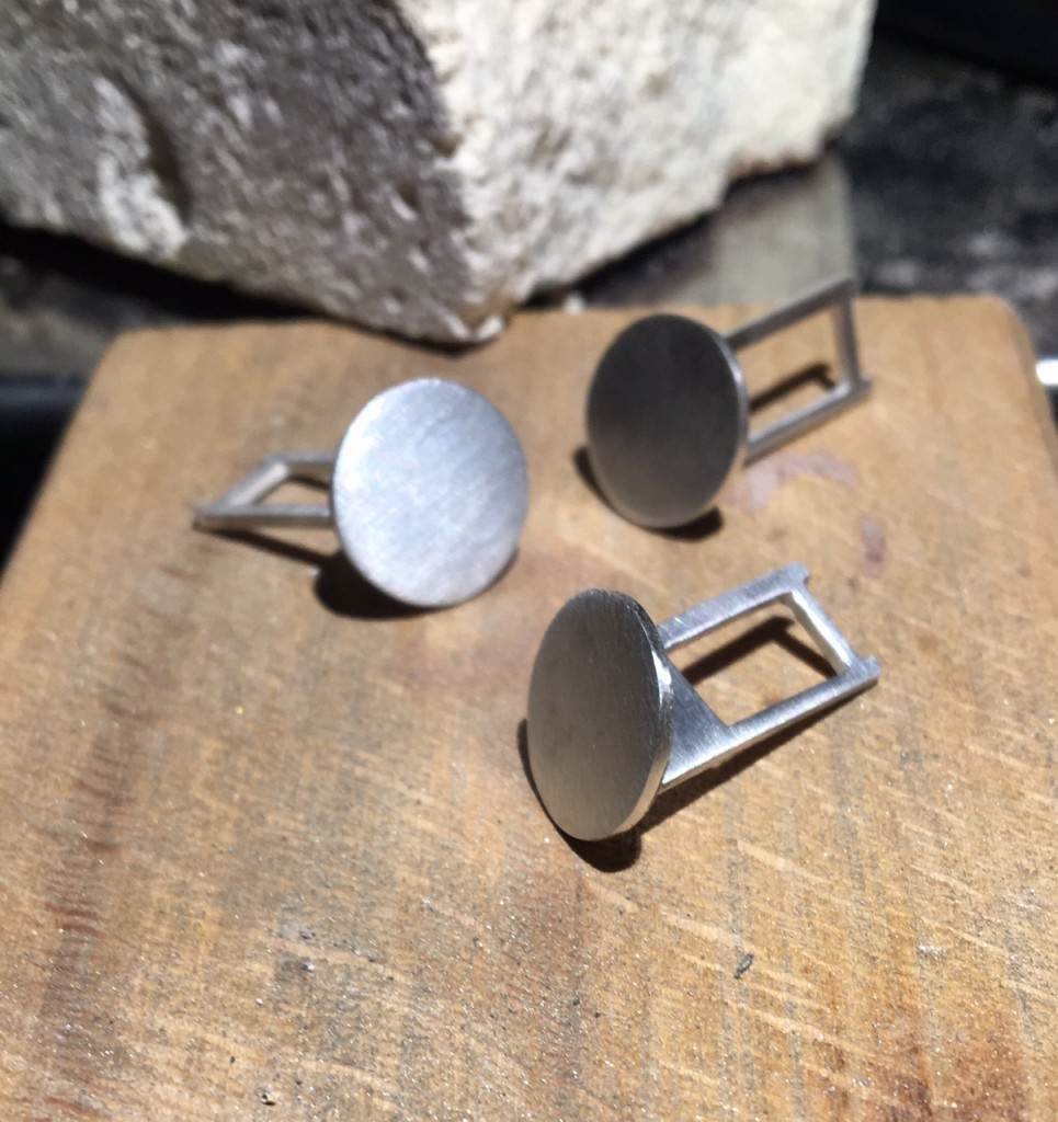 Gemelos lijados y con efecto mate trabajado. Ahora sólo queda grabar y bañar en rodio