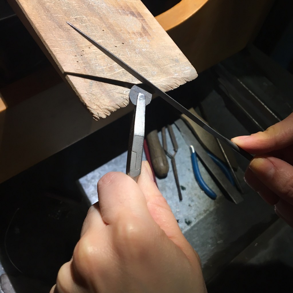 Empieza el proceso de fabricación: plata, segueta y lima