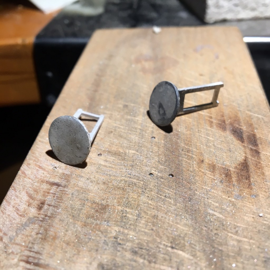 Láminas de plata soldadas a la base del gemelo