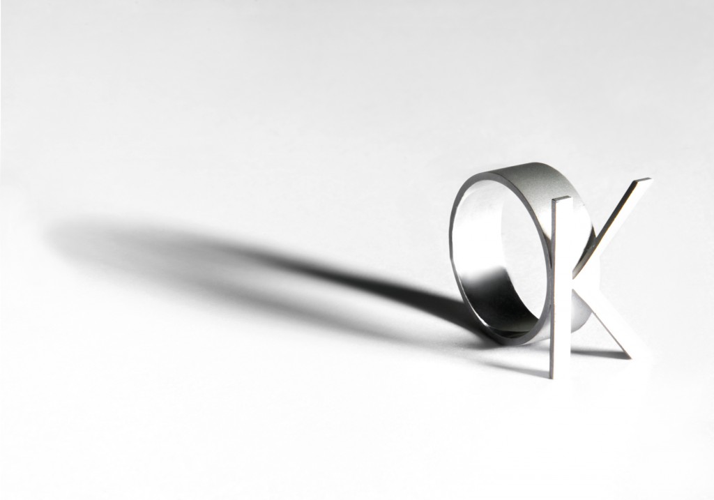 Plata modelada en líneas rectas y cortes limpios, acompañada de dúo de efectos brillo y mate