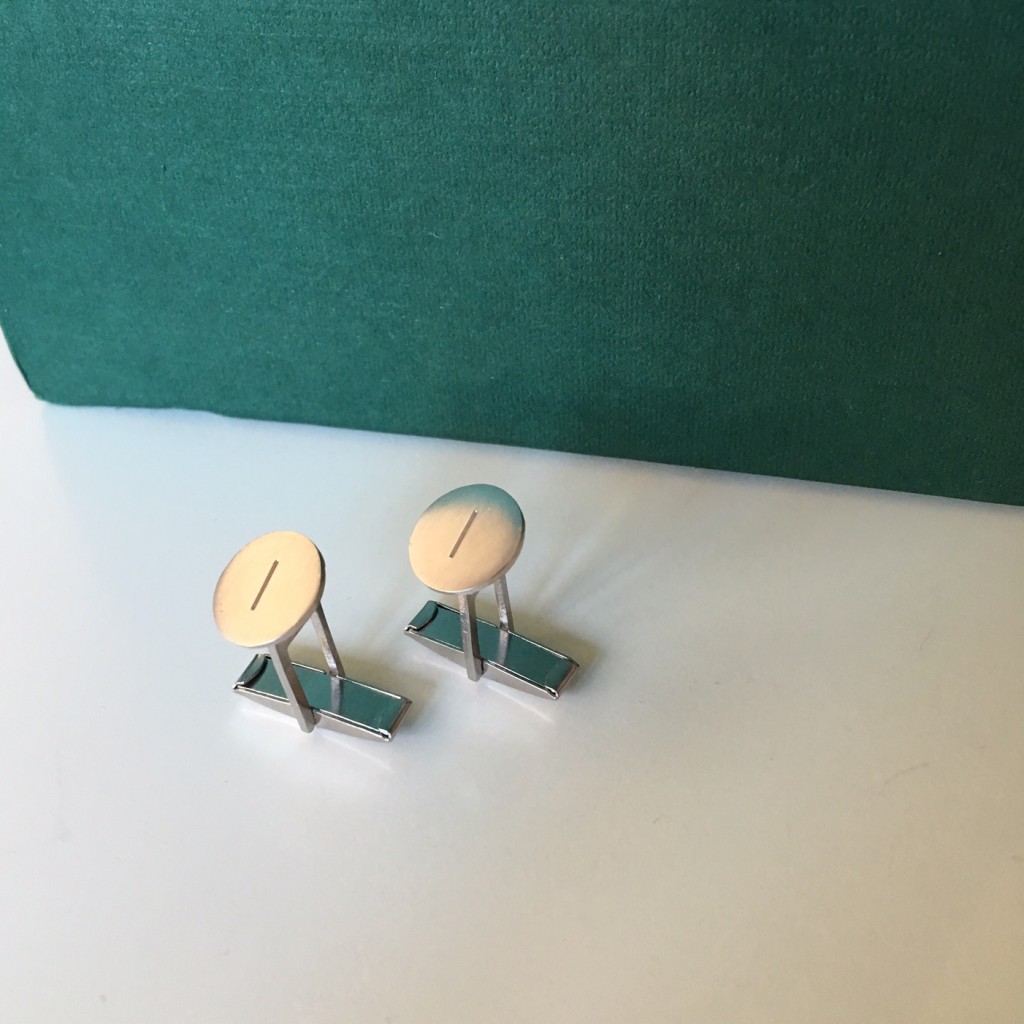 Resultado final: gemelos de plata bañados en rodio y personalizados con inicial