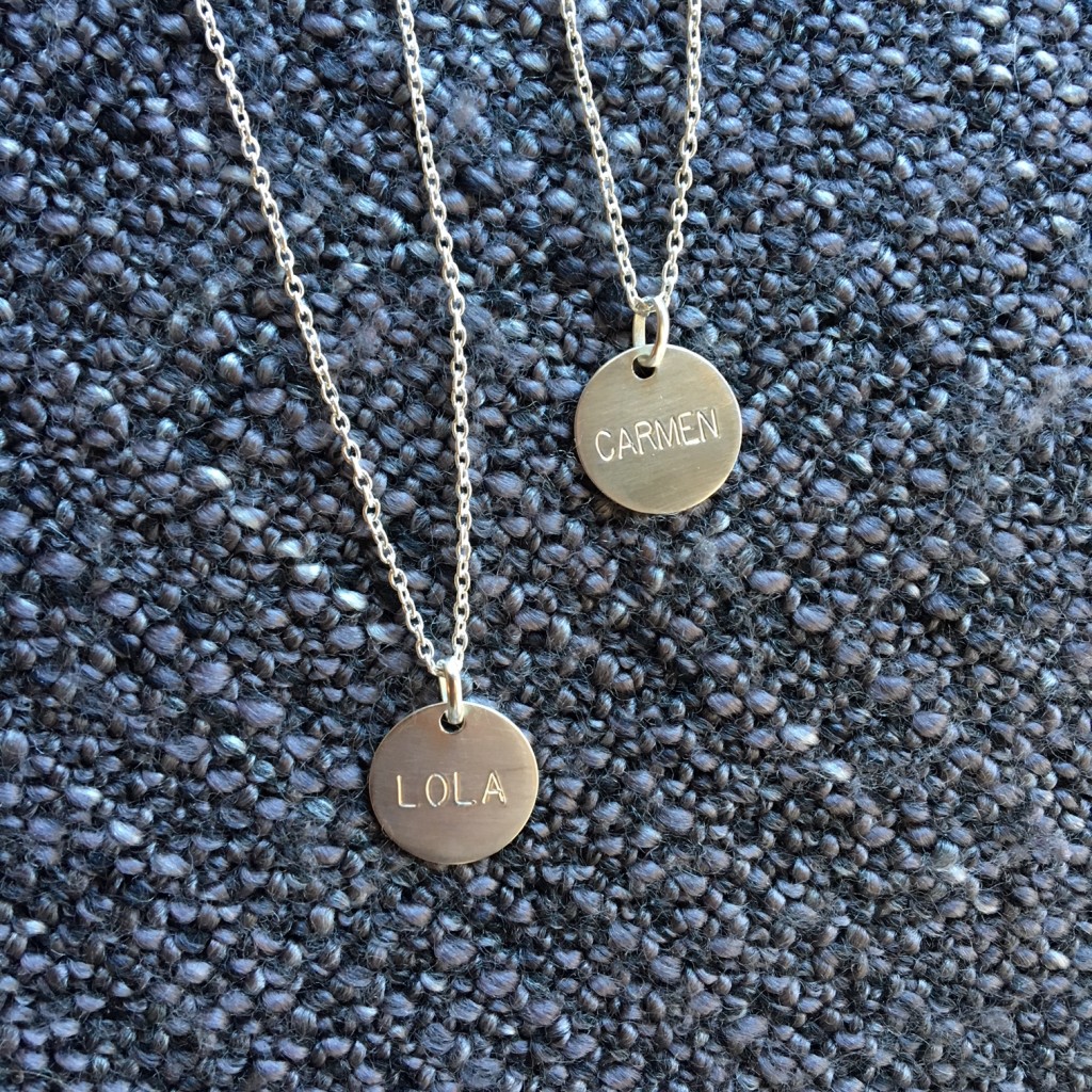 Medallas de plata hechas a mano y grabadas con nombre de las hijas