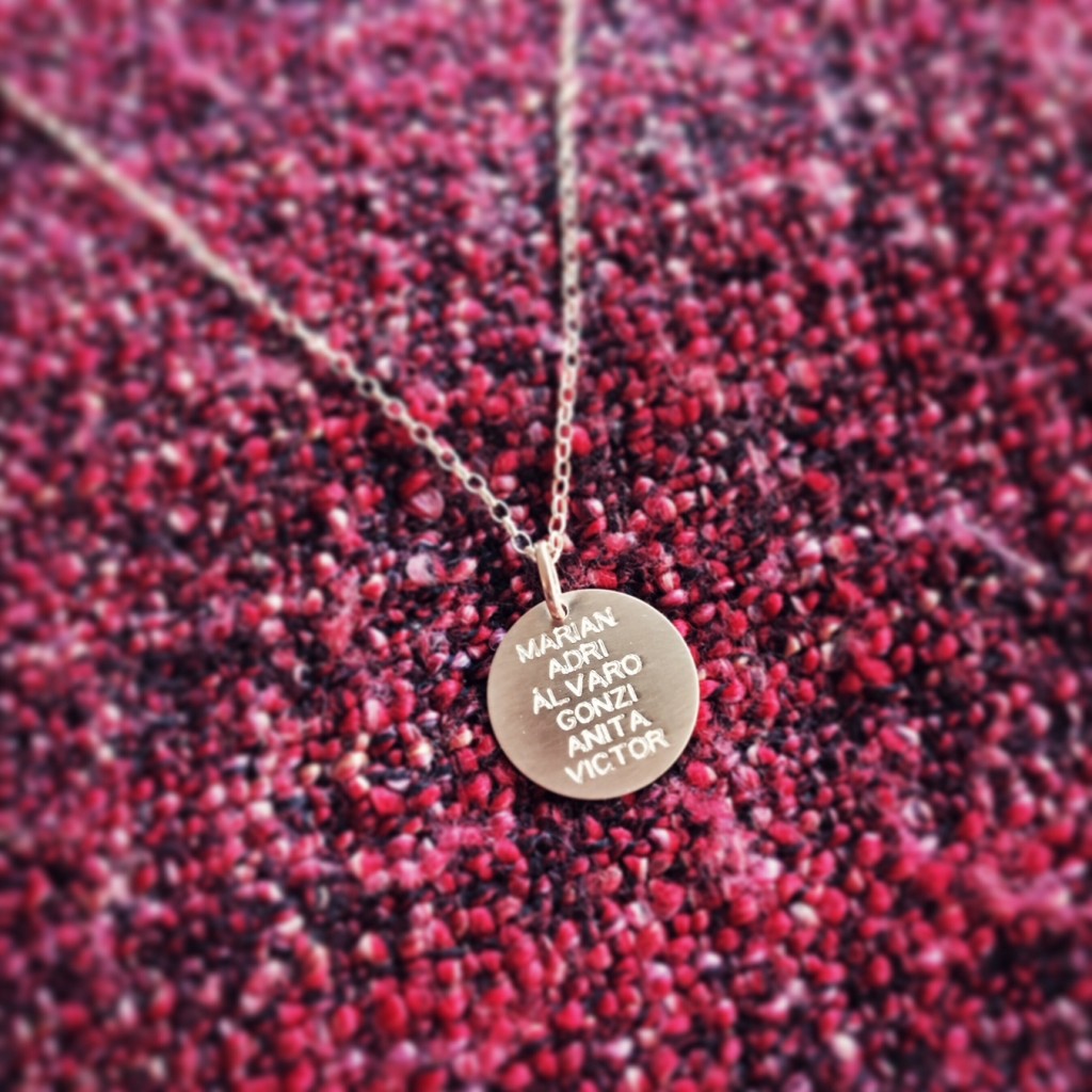 Medalla personalizada con los nombres de los nietos