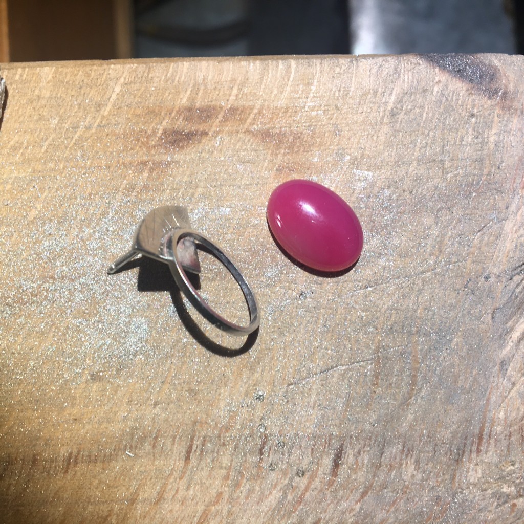 El último paso es engastar la piedra y pulir el pendiente