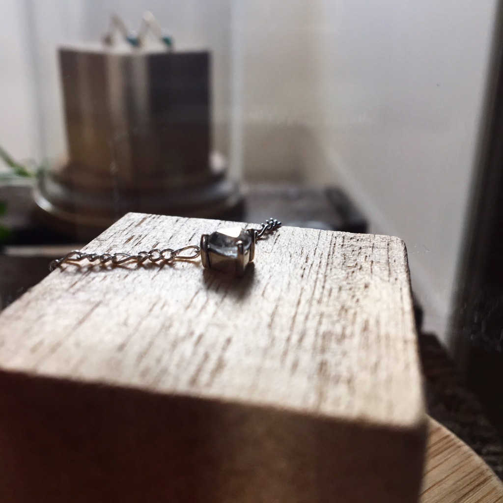 Topacio blanco engastado y con cadena colocada :)