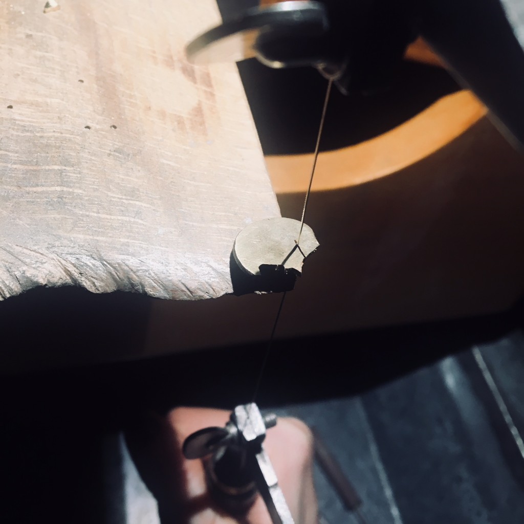 Cortando el oro para comenzar con los pendientes