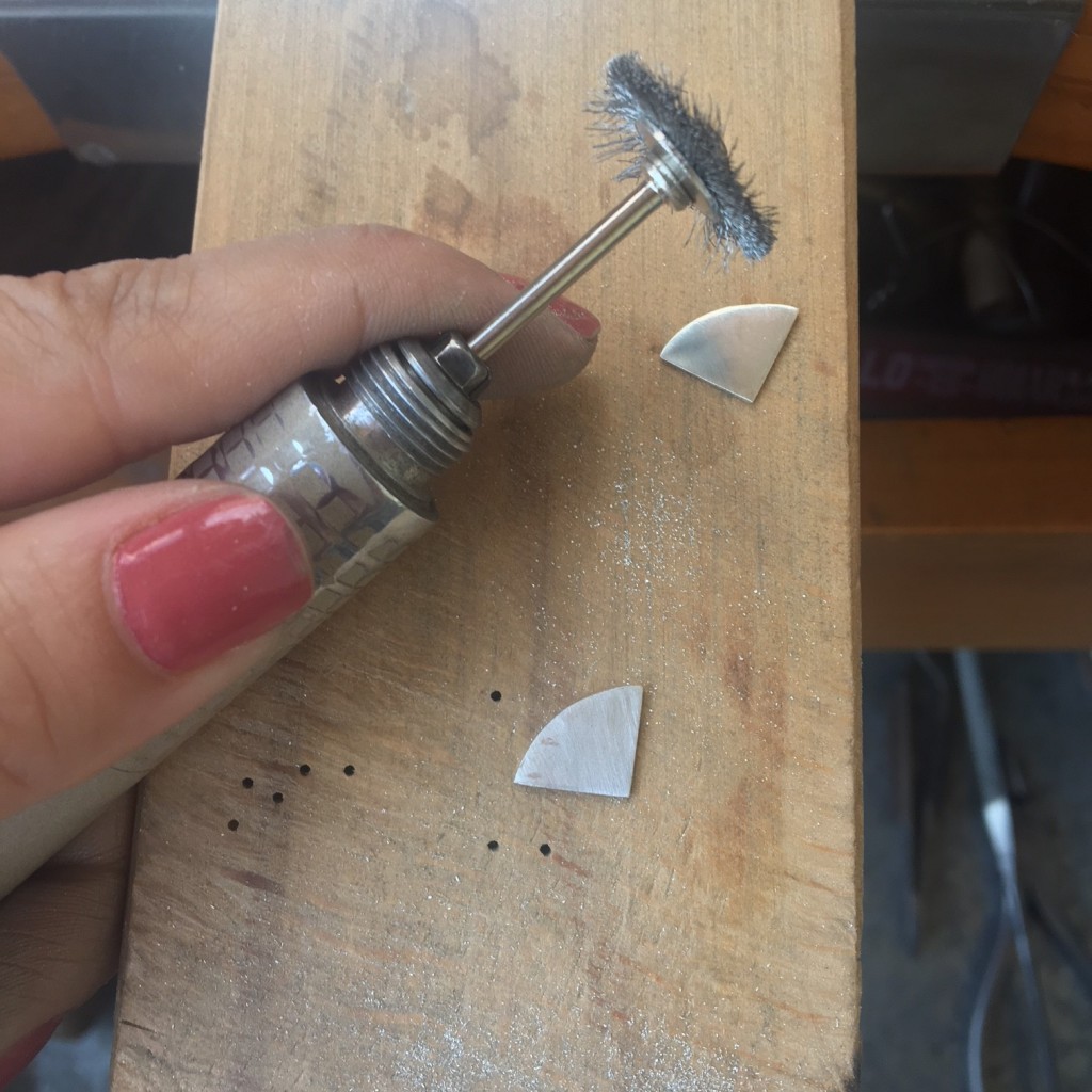 Habiendo cortado la plata, vamos a darle textura