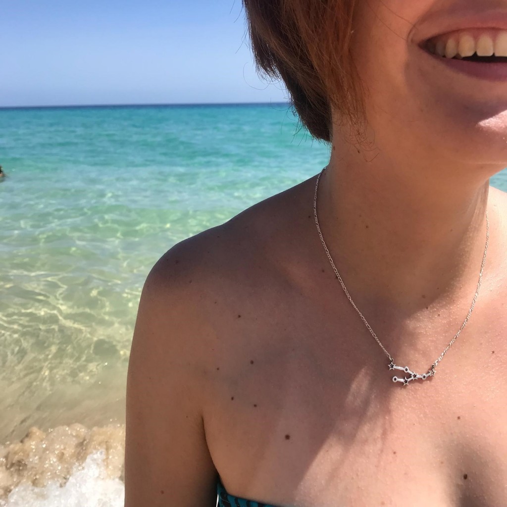 Rut con su collar Constelación de Tauro