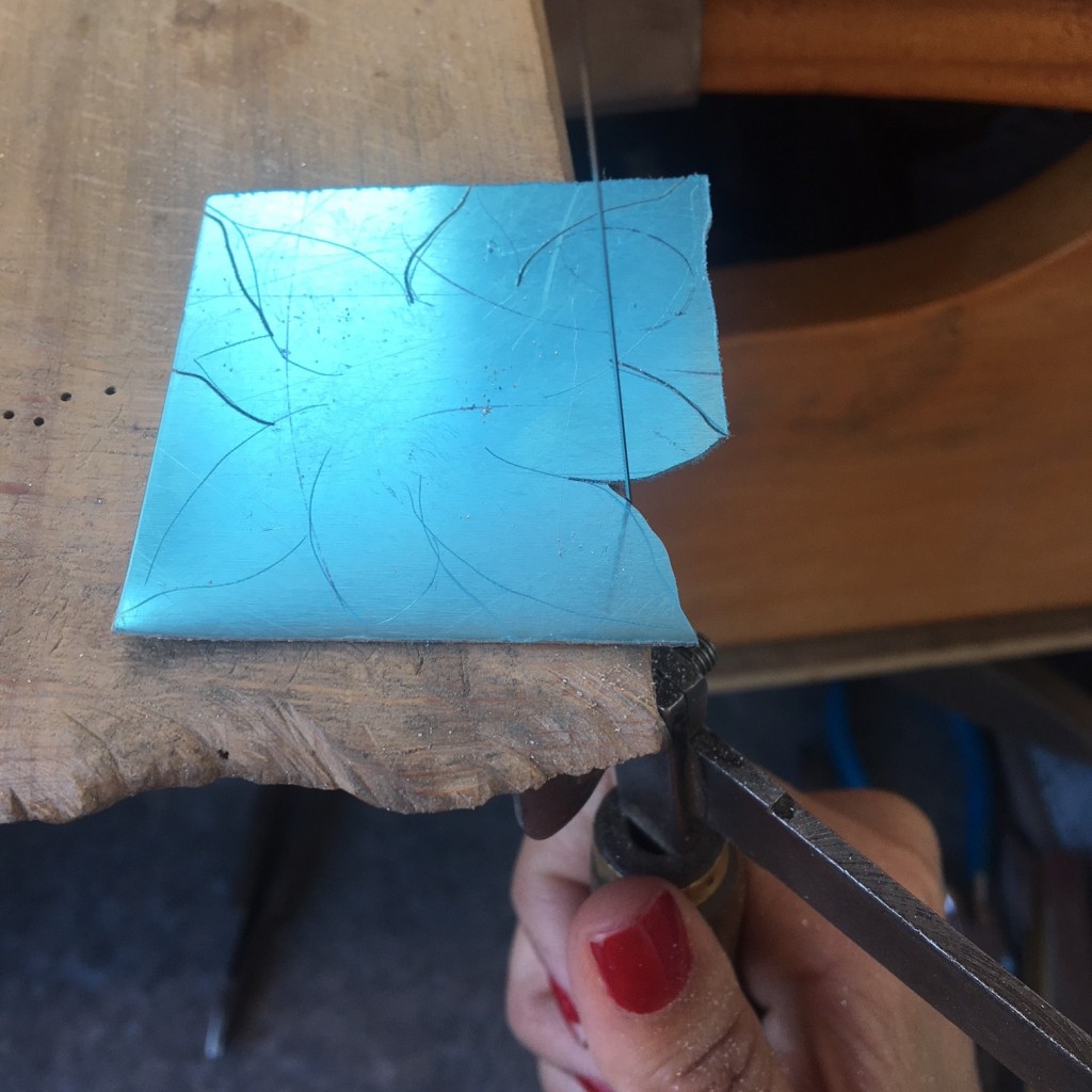 Dibujado sobre la plata a mano alzada, ahora toca el turno de la segueta