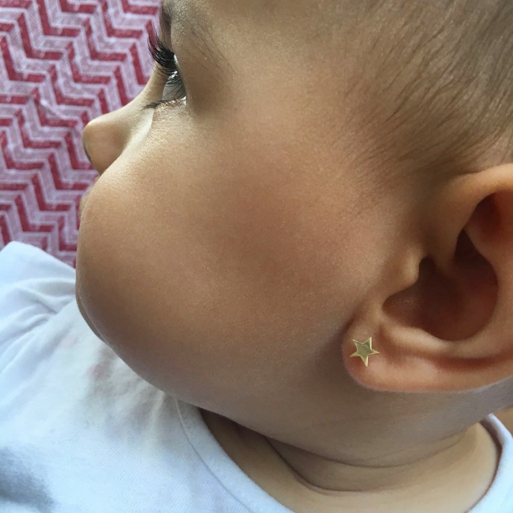 Así de bonita está Sara con sus pendientes nuevos