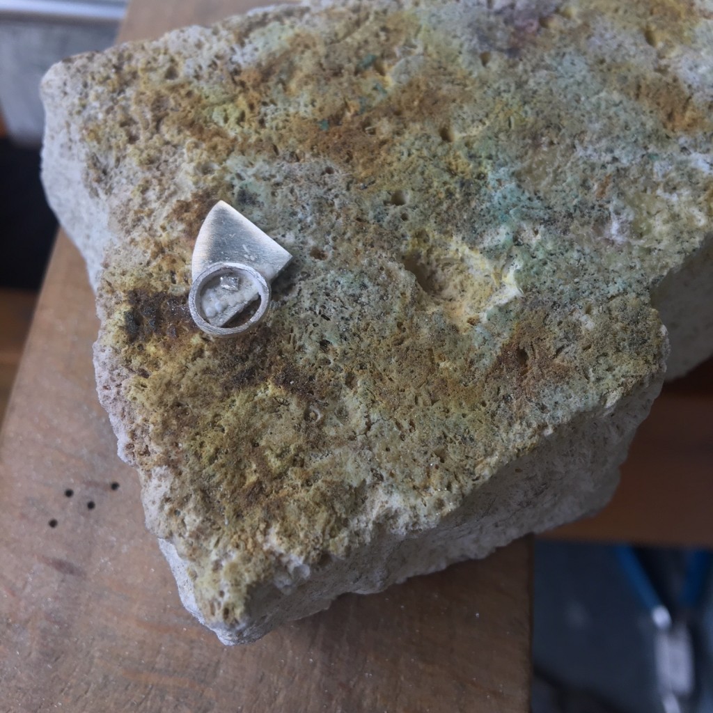 Soldando la boquilla de la piedra a la base de plata