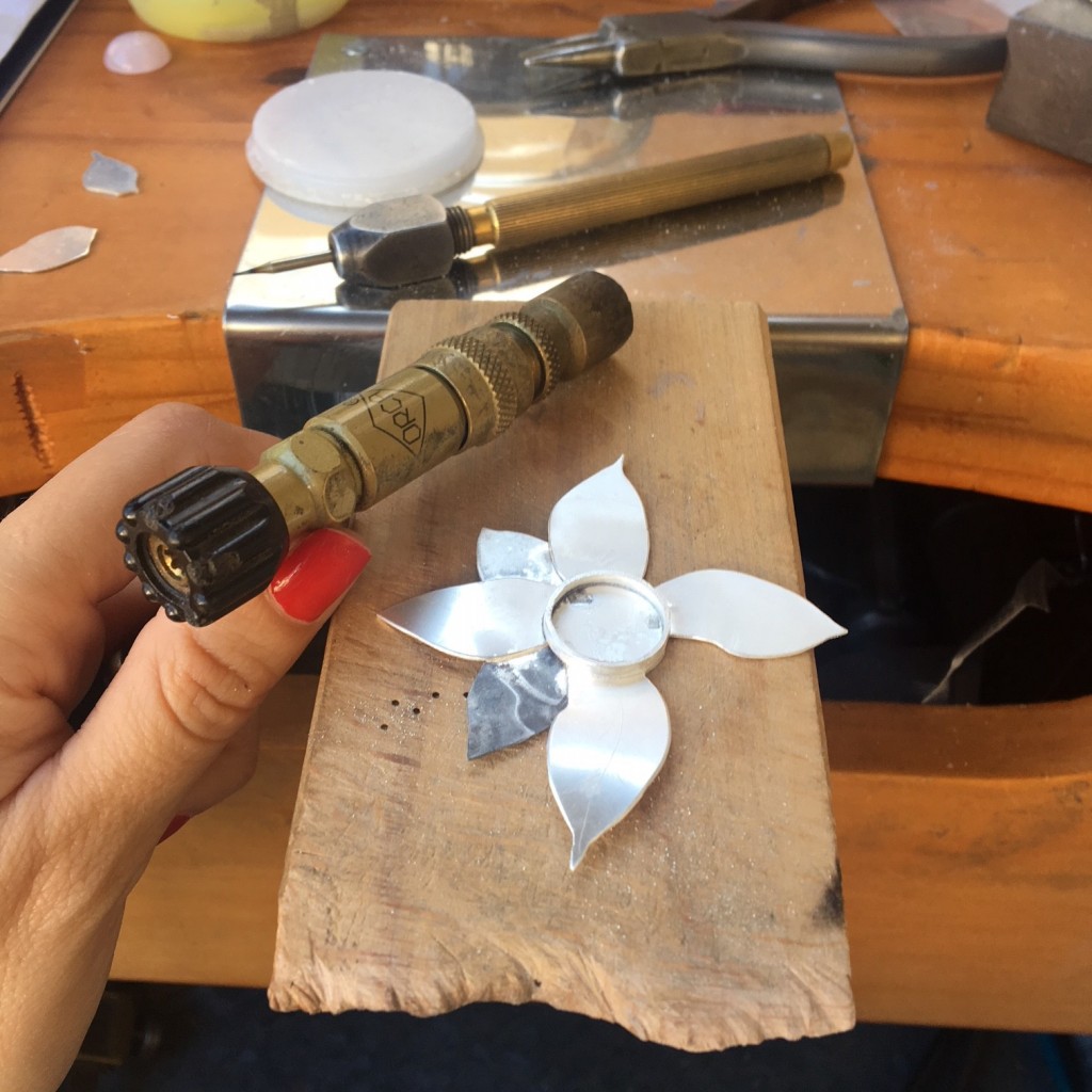 Una vez todo cortado, comienza el turno de soldar unas hojas a otras